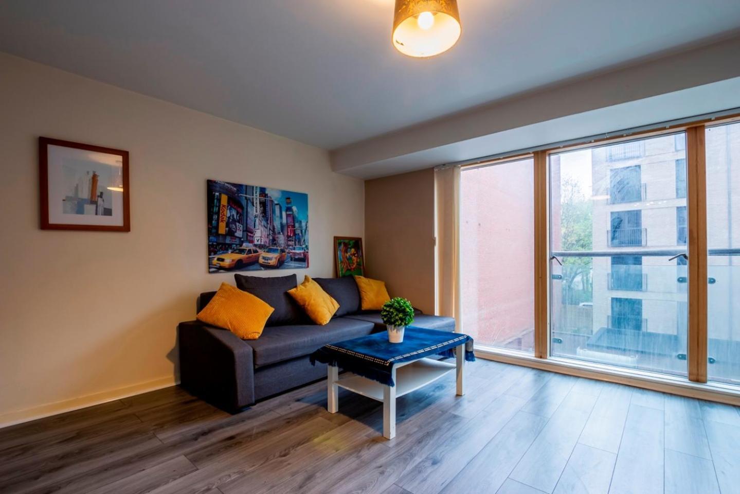 Apartment Centre In The Heart Of - 50 Percent Off Monthly *
